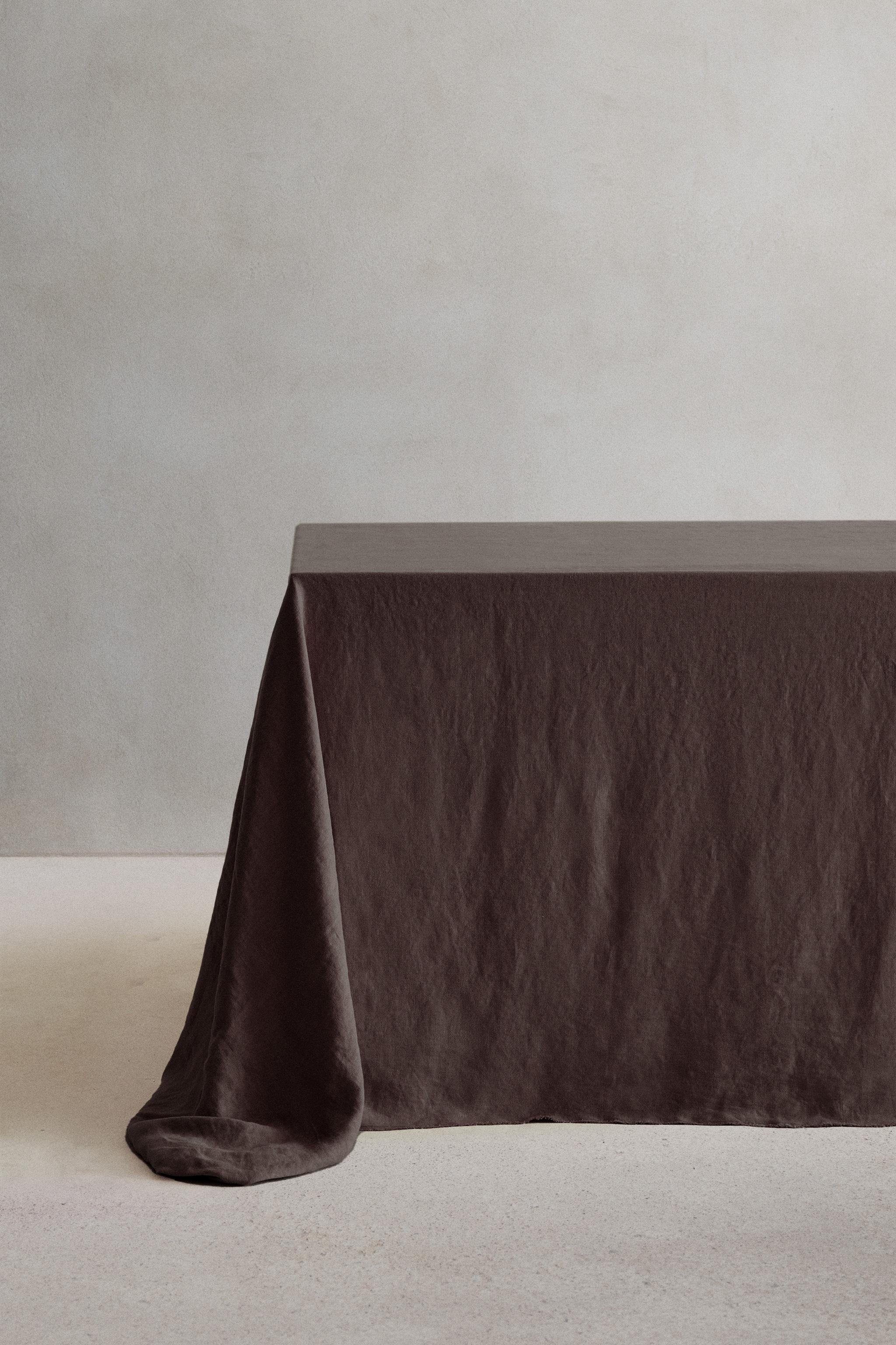 TABLECLOTH 01